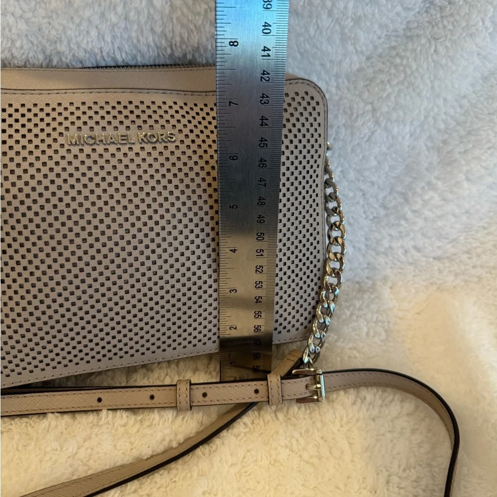 Michael Kors Women’s Jet Set Gray Perforated Crossbody Bag – EUC w/ Dust Cover - Picture 2 of 12